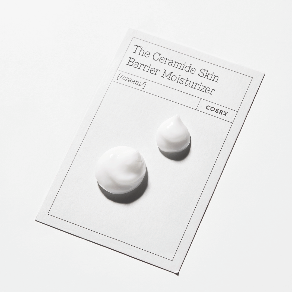 Krämtextur från COSRX The Ceramide Skin Barrier Moisturizer – mjukgörande ansiktskräm som stärker hudbarriären och motverkar fuktförlust.