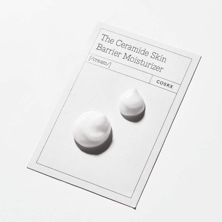 Krämtextur från COSRX The Ceramide Skin Barrier Moisturizer – mjukgörande ansiktskräm som stärker hudbarriären och motverkar fuktförlust.
