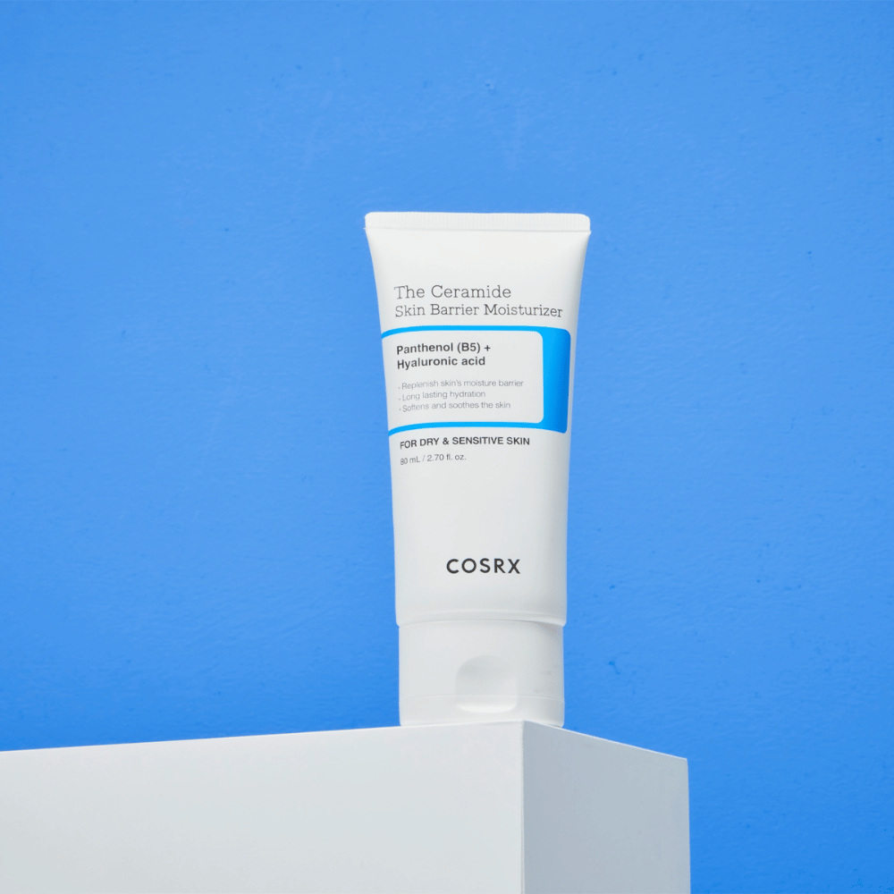COSRX The Ceramide Skin Barrier Moisturizer på piedestal – återfuktande ansiktskräm med ceramider, panthenol och hyaluronsyra för torr och känslig hud.