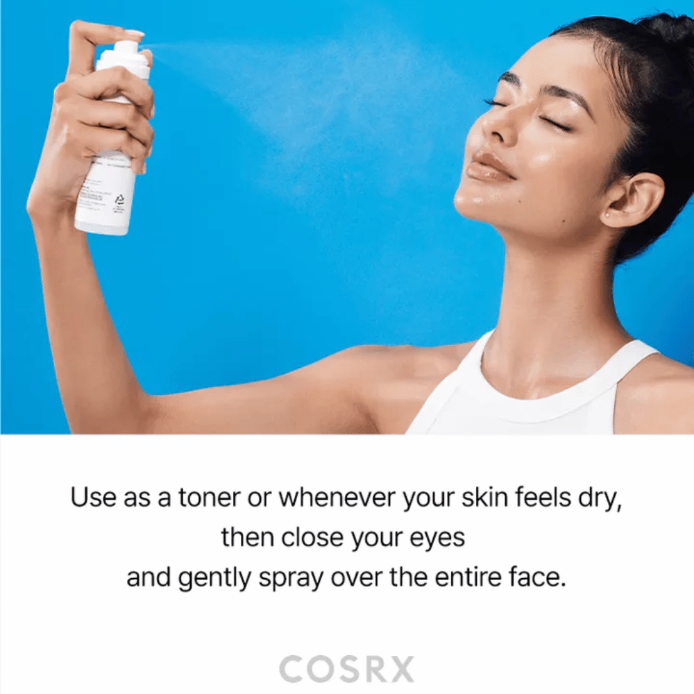 Kvinna sprayar COSRX Ceramide Skin Barrier Mist i ansiktet för snabb återfuktning och fräsch känsla.