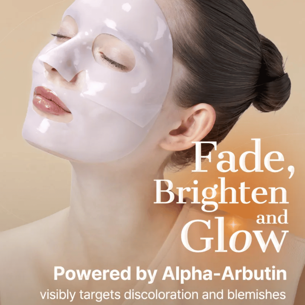 Applicering av COSRX Alpha-Arbutin Discoloration Care Hydrogel Mask – hydrogel sheet mask som sitter tätt och ger maximal effekt mot ojämn hudton.