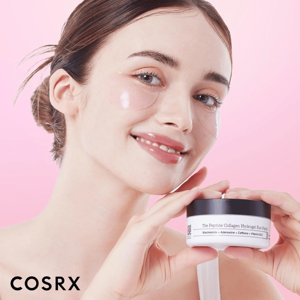 Modell med COSRX Peptide Collagen Hydrogel Eye Patch – ger glow och återfuktning för trött hud under ögonen.