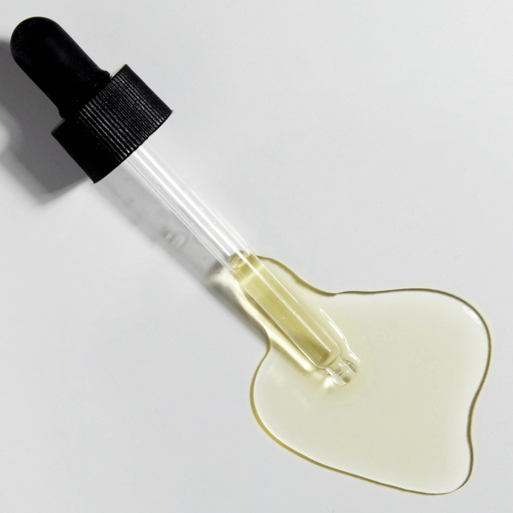 Närbild på pipett med COSRX The Vitamin C 13 Serum och gyllene C-vitaminformula, koncentrerat serum med vitamin E och hyaluronsyra.