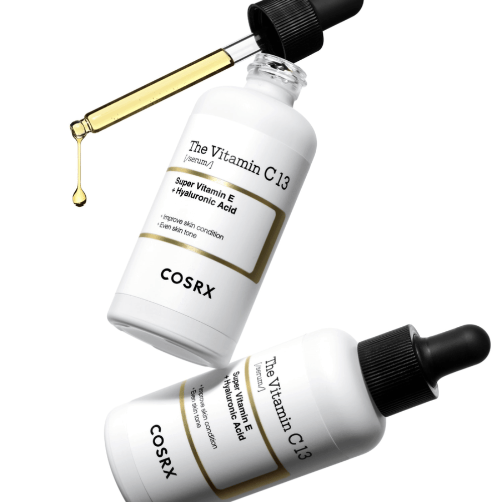 COSRX The Vitamin C 13 Serum 20 ml med pipett och gyllene serumdroppe, lystergivande C-vitaminserum för jämnare hudton och förbättrad hudstruktur.