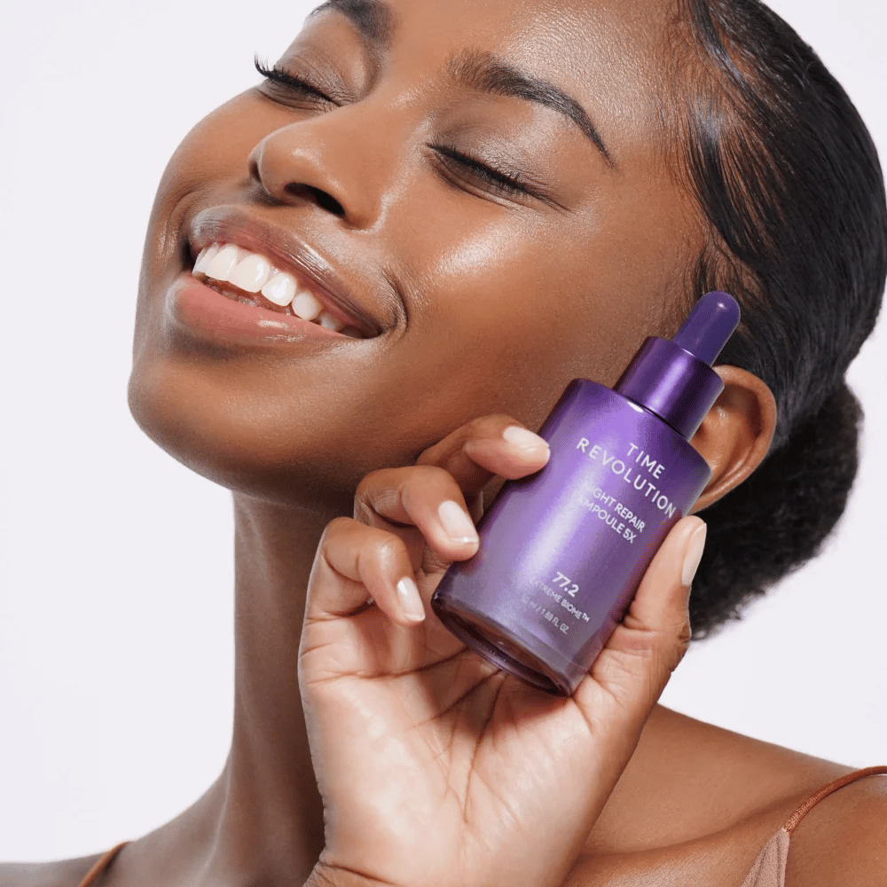 4. MISSHA Time Revolution Night Repair Ampoule 5X – modell håller lila nattserum för ansiktsvård och lyster