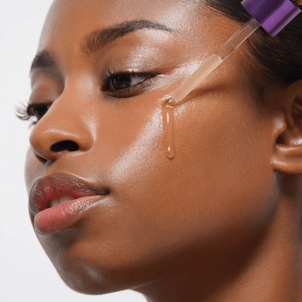 2. MISSHA Time Revolution Night Repair Ampoule 5X – återfuktande ansiktsserum appliceras med pipett på kinden
