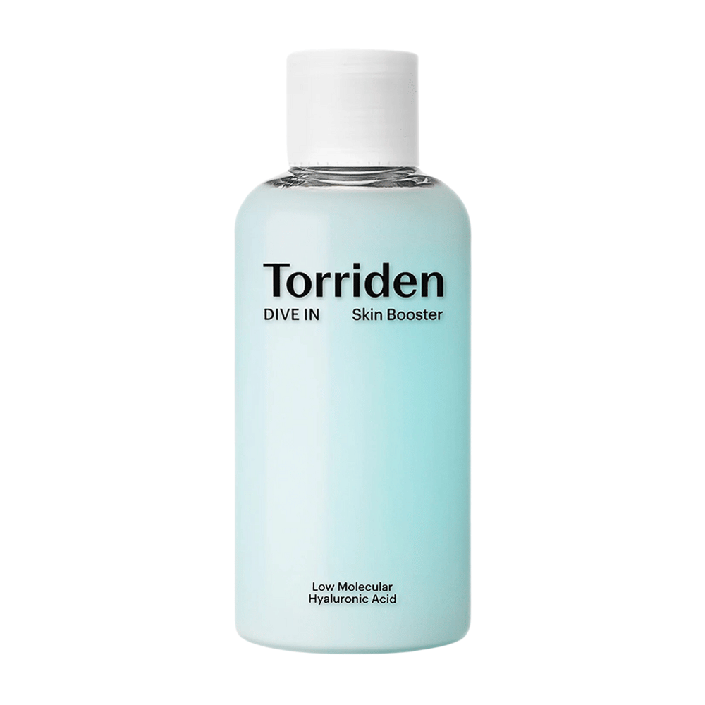 En flaska med hudvårdsprodukt märkt "Torriden DIVE IN Skin Booster" med lågmolekylär hyaluronsyra.