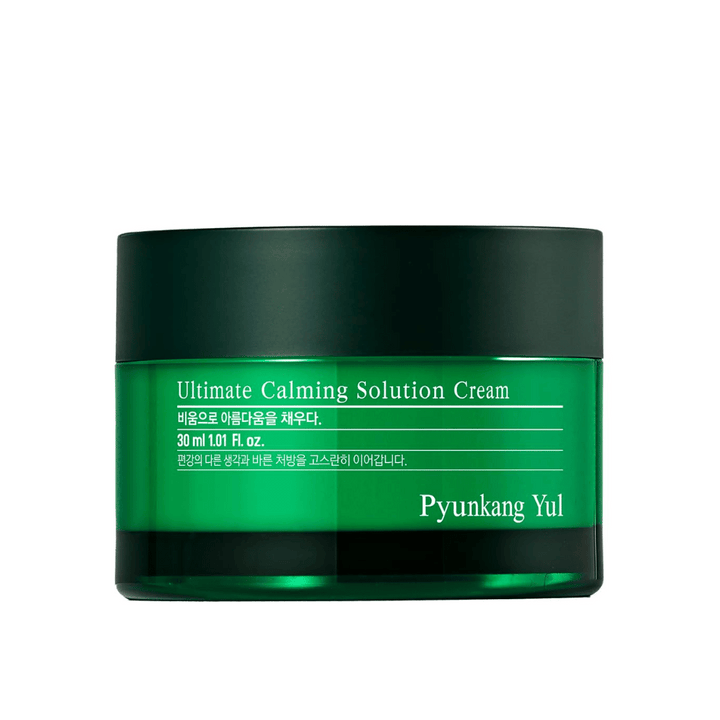 Bilden visar Pyunkang Yul Ultimate Calming Solution Cream, en ansiktskräm designad för att ge en lugnande effekt på huden. Produkten kommer i en grön burk och ser ut att vara avsedd för att vårda och återfukta känslig hud.