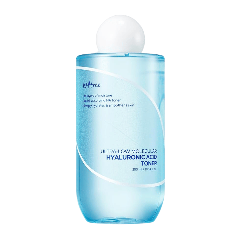 Produktbild av Isntree Ultra-Low Molecular Hyaluronic Acid Toner, 300 ml. Flaskan är ljusblå med vit text och rund vit kork, designad för att signalera fuktgivande och lugnande egenskaper.
