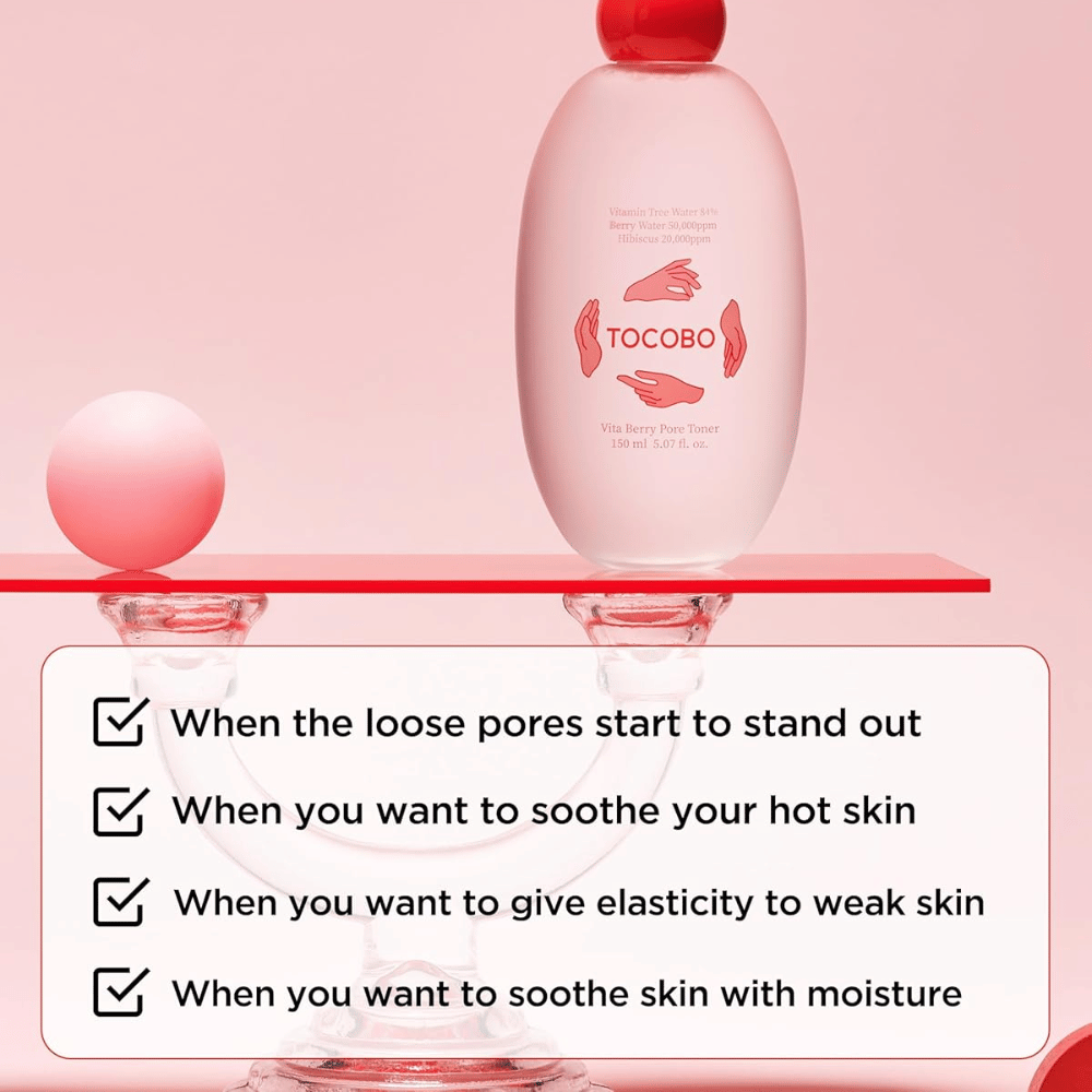 Produktbild av TOCOBO Vita Berry Pore Toner placerad på ett stilrent rosa podium med fokus på hudvård för porer, återfuktning och lugnande effekt för huden.
