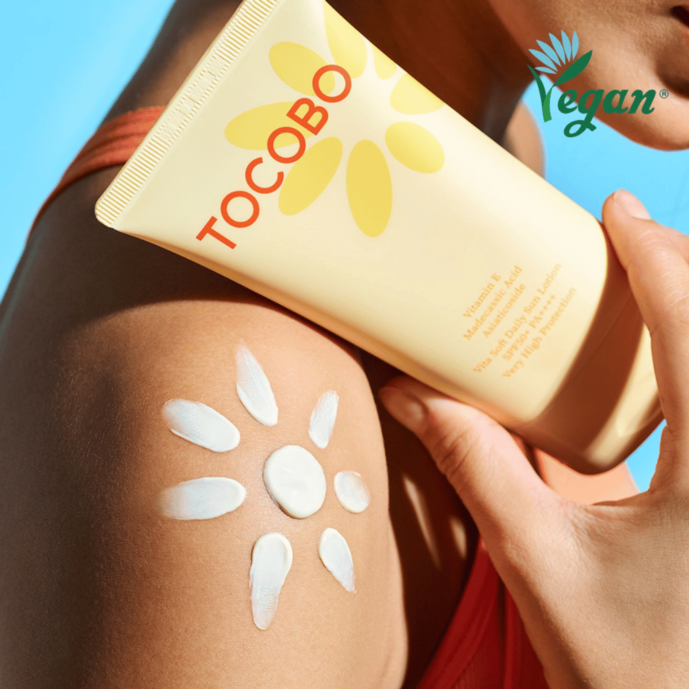 Solkräm från Tocobo applicerad på kroppen i jämnt lager för effektivt UV-skydd och återfuktning med vegansk formula