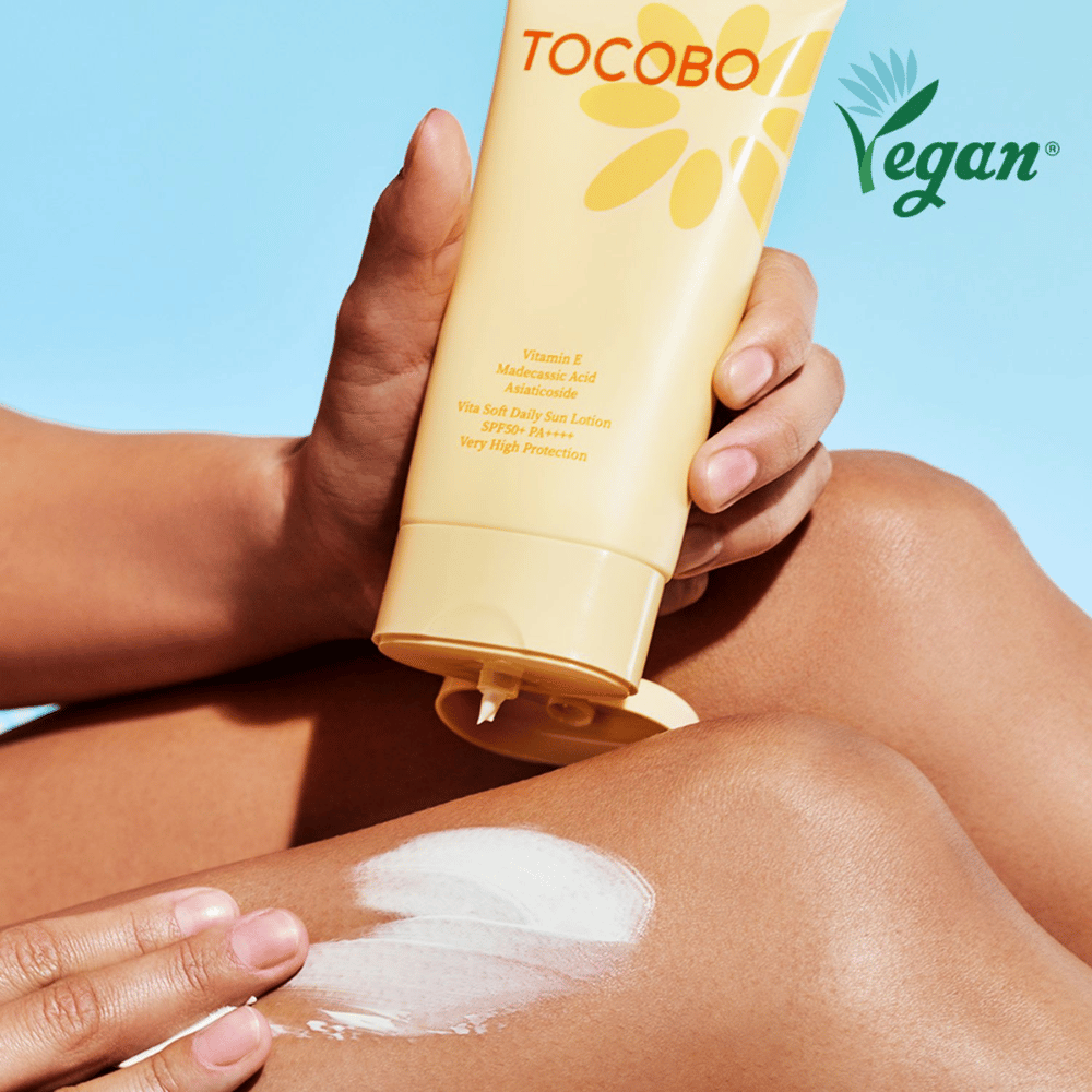 Applicering av Tocobo Vita Soft Daily Sun Lotion på huden med lätt formula som absorberas snabbt utan kladd och ger SPF50+ skydd