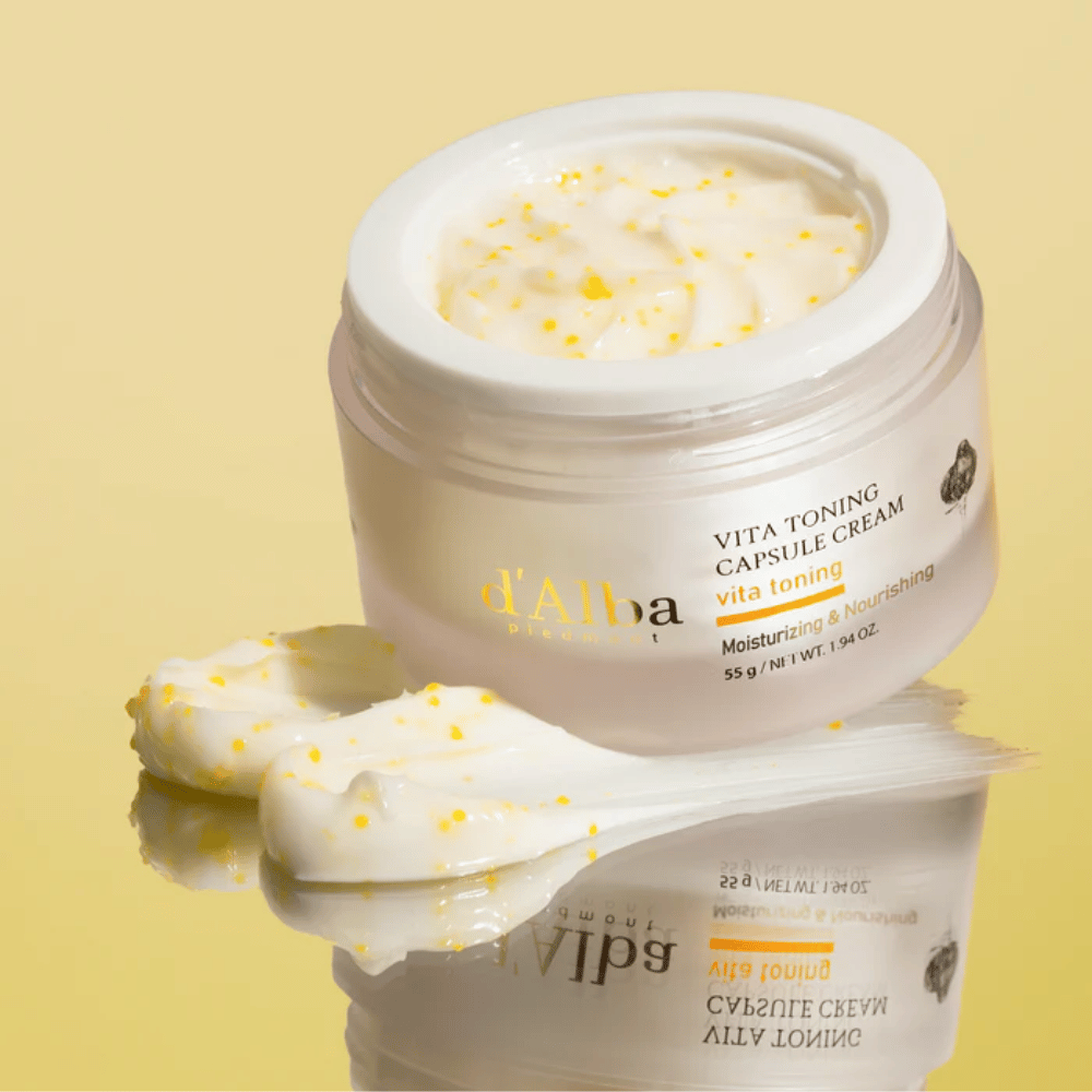d’Alba Vita Toning Capsule Cream textur – ansiktskräm med vita kapslar som smälter in i huden och hjälper till att återfukta samt ge en klarare hudton.