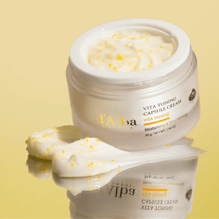 d’Alba Vita Toning Capsule Cream textur – ansiktskräm med vita kapslar som smälter in i huden och hjälper till att återfukta samt ge en klarare hudton.