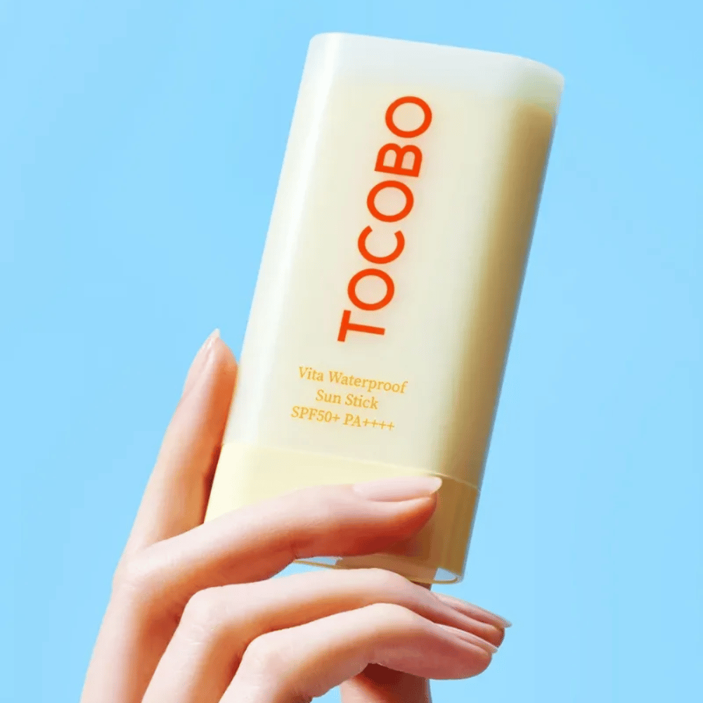 TOCOBO Vita Waterproof Sun Stick ger effektivt skydd med SPF50+ PA++++. Perfekt för känslig hud, smälter in utan kladd och är vattentålig för aktiva dagar.