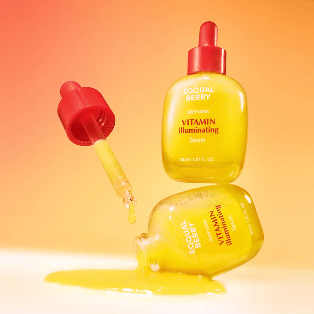 Equal Berry Vitamin Illuminating Serum i en lysande gul flaska med röd pipett. Flytande textur och energisk bakgrund skapar en livlig och fräsch känsla.