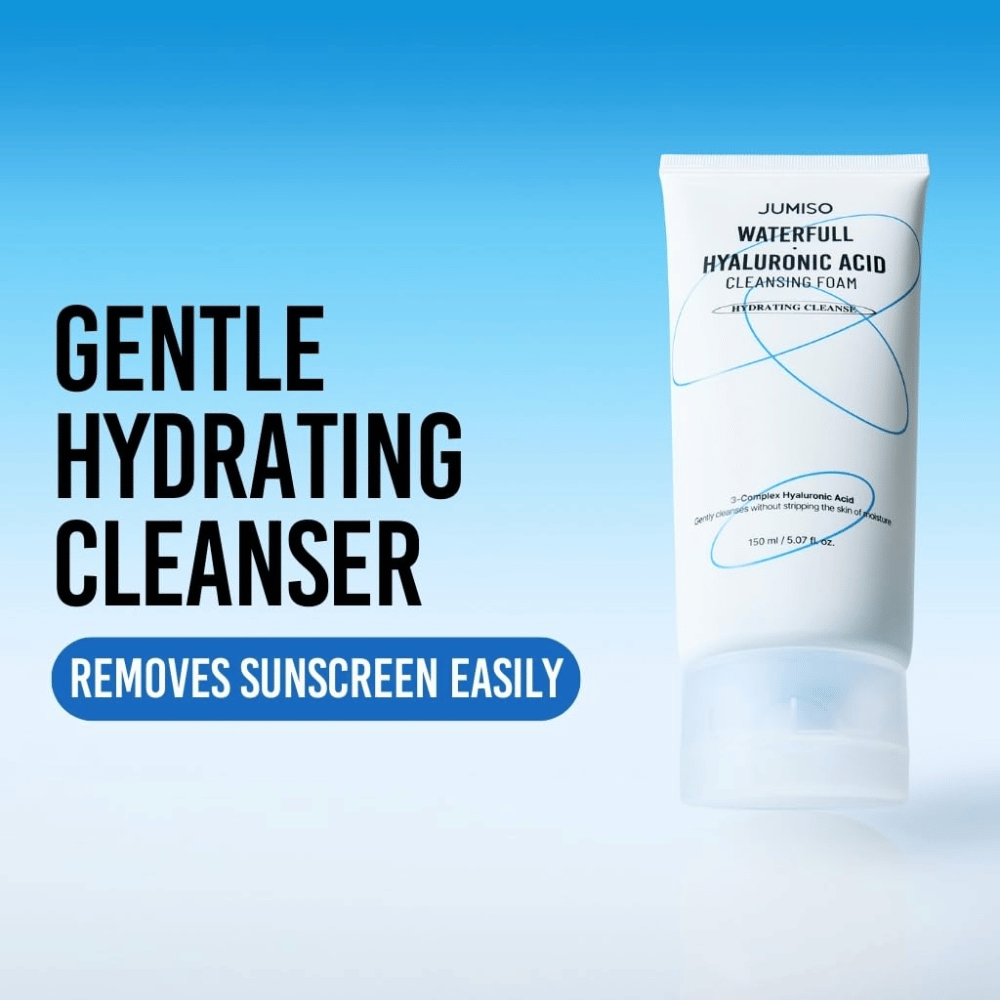 Produktbild av Jumiso Waterfull Hyaluronic Acid Cleansing Foam mot blå bakgrund. Fokus ligger på en mild och återfuktande ansiktsrengöring som effektivt avlägsnar solskydd och dagliga orenheter.