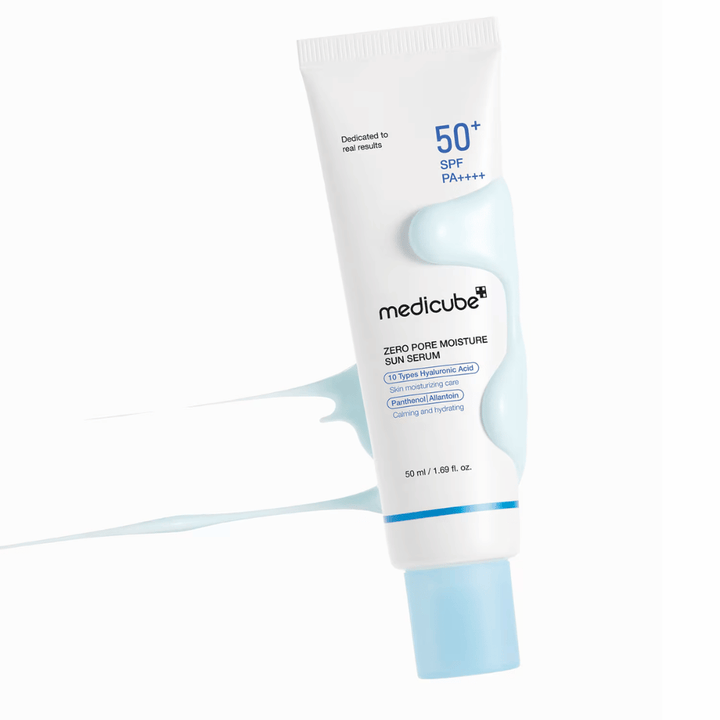Medicube Zero Pore Moisture Sun Serum SPF50+ PA++++ omgiven av serumliknande produkttextur. Återfuktande solskydd med 10 typer av hyaluronsyra för fukt, komfort och dagligt UV-skydd.