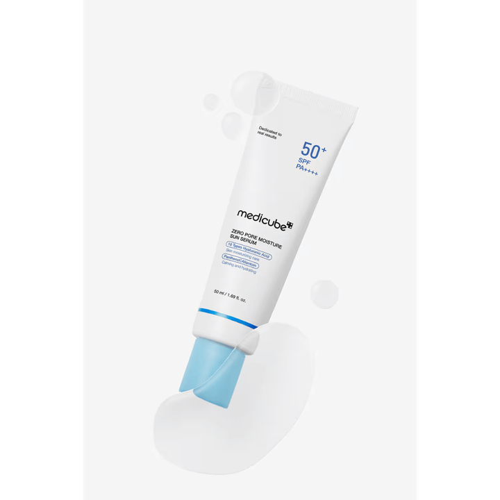 Medicube Zero Pore Moisture Sun Serum SPF50+ PA++++ med lätt serumtextur. Bilden lyfter fram den återfuktande formulan som hjälper huden att kännas mjuk, lugnad och skyddad mot solen.