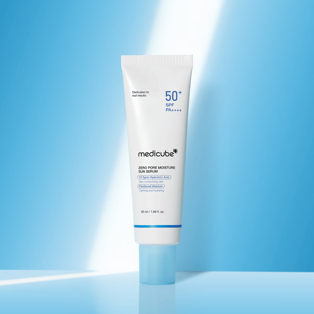 Medicube Zero Pore Moisture Sun Serum SPF50+ PA++++ presenterad mot blå bakgrund. Återfuktande solserum med hyaluronsyra, panthenol och allantoin för dagligt UV-skydd och vård av huden.