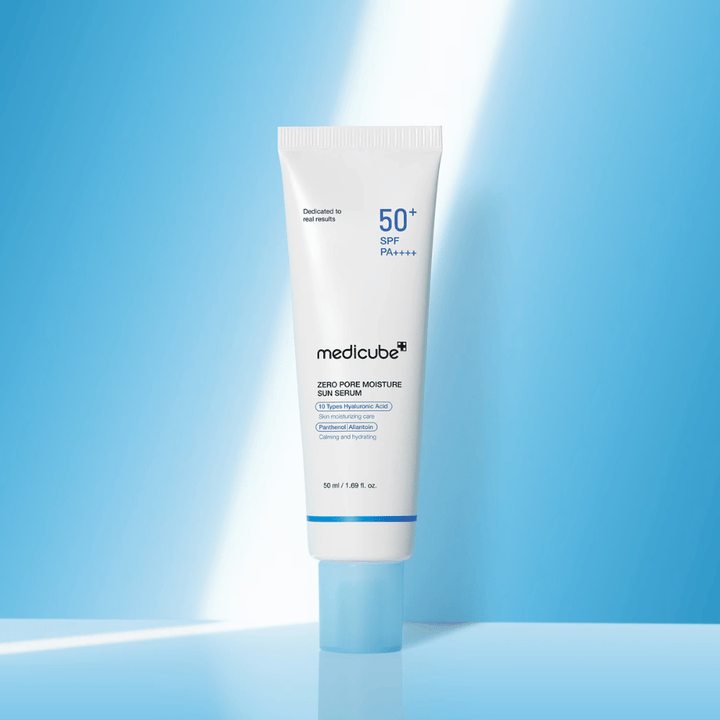 Medicube Zero Pore Moisture Sun Serum SPF50+ PA++++ presenterad mot blå bakgrund. Återfuktande solserum med hyaluronsyra, panthenol och allantoin för dagligt UV-skydd och vård av huden.