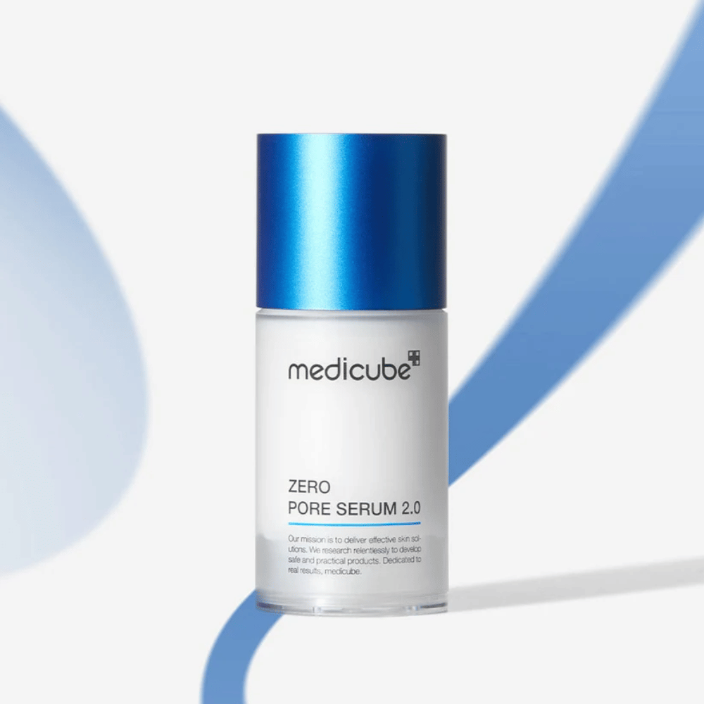 Medicube Zero Pore Serum 2.0 i stilren förpackning med blått lock, ett effektivt ansiktsserum för slätare hud och reducerad porstorlek.
