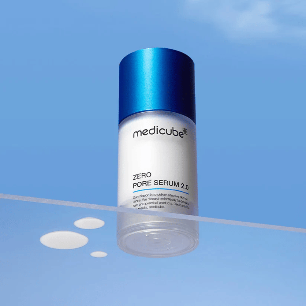 Produktbild av Medicube Zero Pore Serum 2.0 mot blå bakgrund, ett porförminskande serum utvecklat för att balansera huden och förbättra hudens struktur.