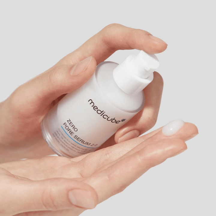 Medicube Zero Pore Serum 2.0 i pumpflaska som doseras i handen, ett lätt serum som absorberas snabbt och hjälper till att minska synliga porer.