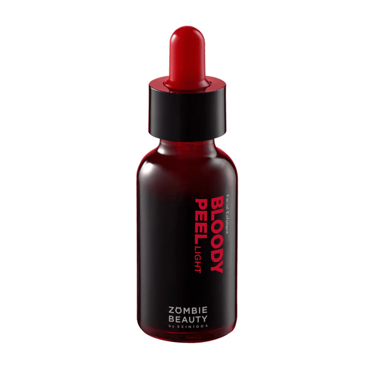 En mörkröd flaska med Zombie Beauty Bloody Peel Light, med en matchande röd pipett, isolerad mot en vit bakgrund.