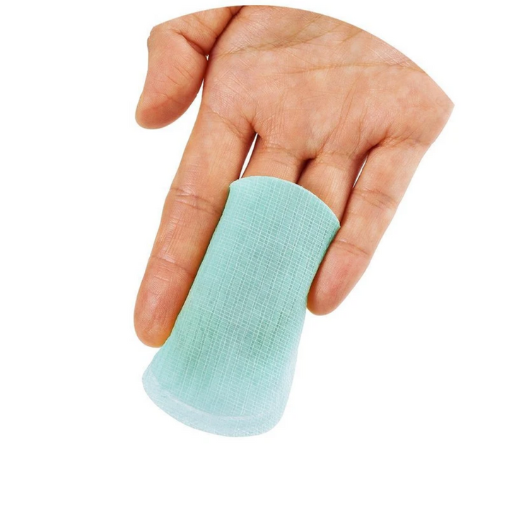 En person håller en grön NEOGEN Dermalogy A-Clear Aid Soothing Essence Pad 140ml svamp i handen.