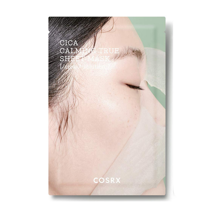 En kvinnas ansikte med COSRX:s Pure Fit Cica Calming True Sheet Mask med centella asiatica och Cica-7 Complex.