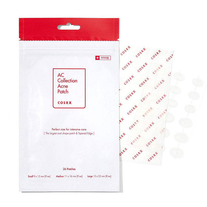 Ett vitt paket med ett rött ark av COSRX:s AC Collection Acne Patch (1 box x 26 patches).