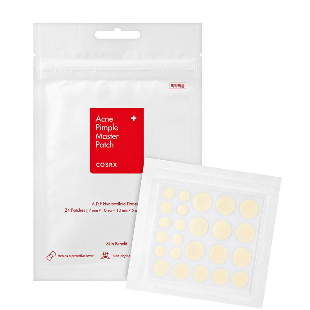 Ett vitt paket med en vit lapp på, med COSRX Acne Pimple Master Patch (1pack x 24 plåster) för att behandla akne och finnar med hydrokolloidteknologi.