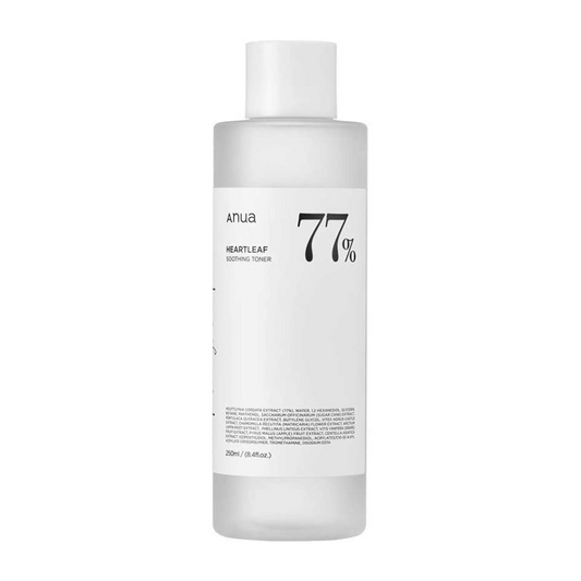 En flaska Heartleaf 77% Soothing Toner med en Anua-etikett på, formulerad med lugnande ansiktsvatten för känslig hud.
