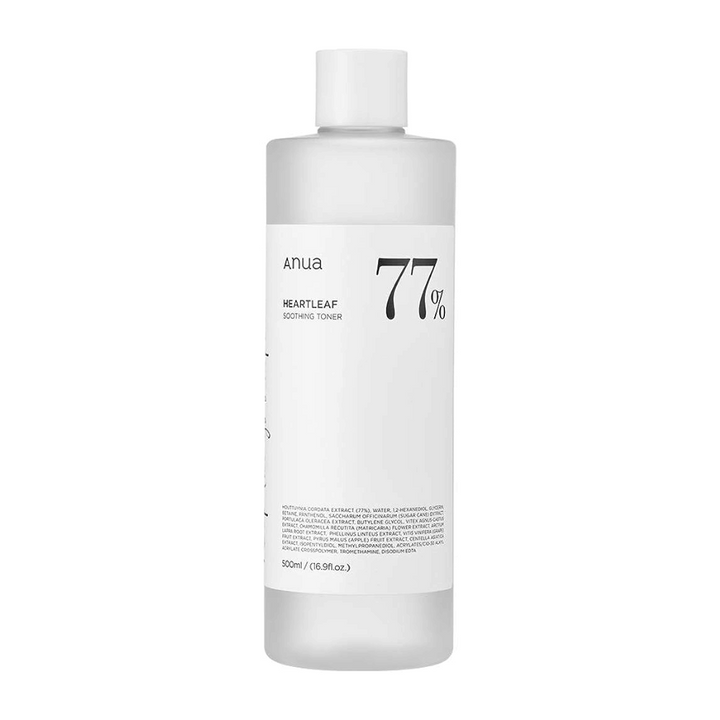 En flaska Anua Heartleaf 77% Soothing Toner för känslig hud på vit bakgrund.