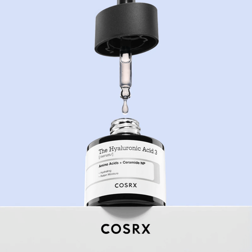 Ett serum med en droppare påsatt, innehållande COSRX:s The Hyaluronic Acid 3 Serum 20ml för att stödja hudens fuktbarriär.