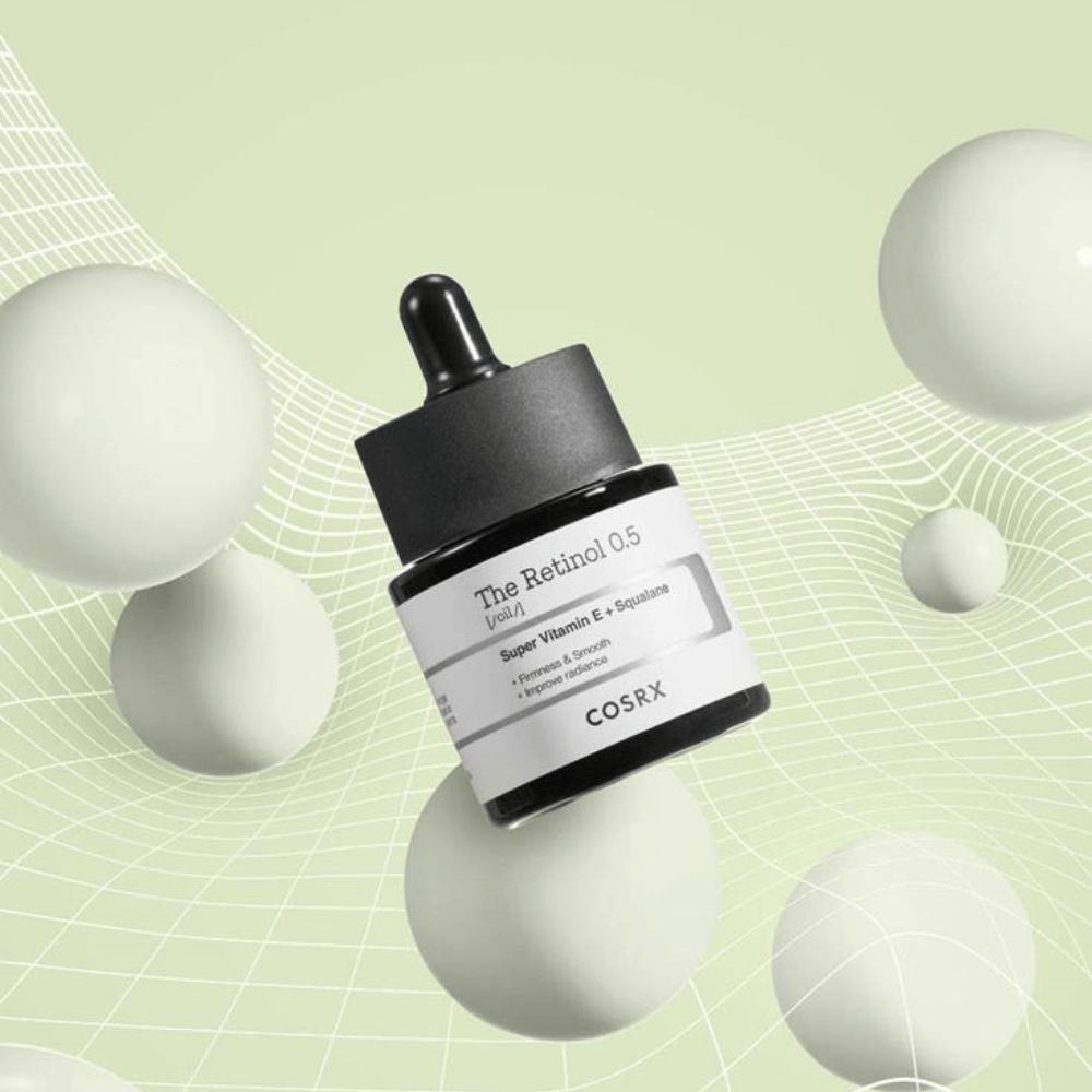 En flaska COSRX Retinol 0.5 Oil 20ml som främjar anti-aging fördelar på en vit bakgrund.