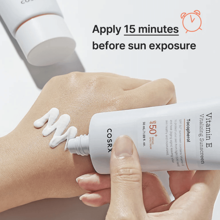 Applicera COSRX Vitamin E Vitalizing Sunscreen 50ml 15 minuter före solexponering.