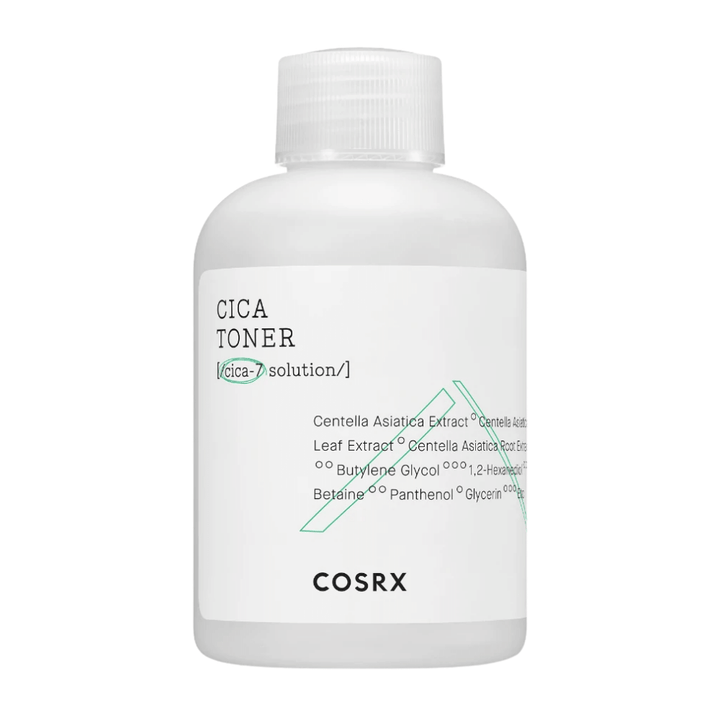 En flaska Pure Fit Cica Toner 150ml från COSRX med pH-balanserande egenskaper på en vit bakgrund.