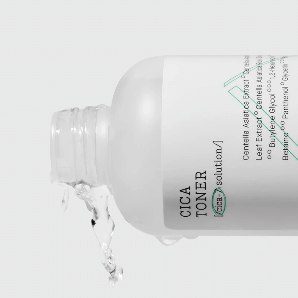 En flaska COSRX Pure Fit Cica Toner 150ml med vatten och centella asiatica-extrakt som balanserar pH-nivåerna.