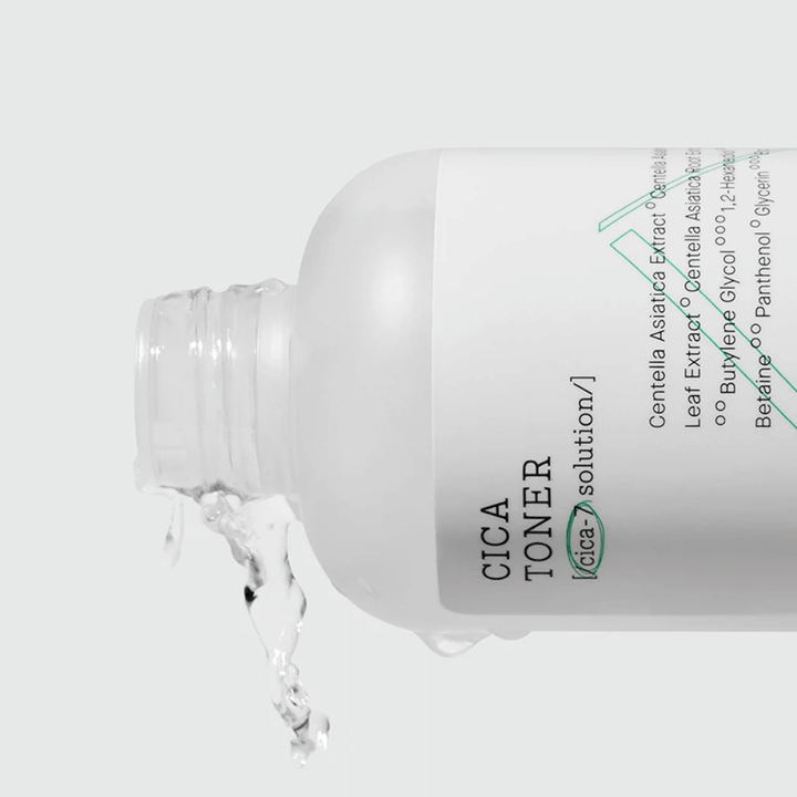 En flaska COSRX Pure Fit Cica Toner 150ml med vatten och centella asiatica-extrakt som balanserar pH-nivåerna.