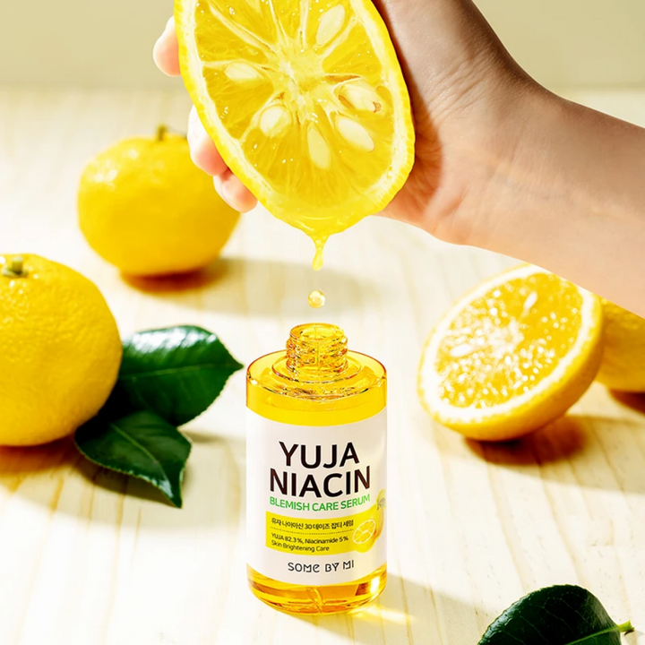 En person häller en citronsaft i en flaska för YUJA Niacin 30 Days Blemish Care Serum 50ml av SOME BY MI.
