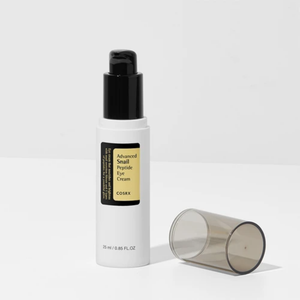 En COSRX hudvårdsprodukt med flaska och tub innehållande Advanced Snail Peptide Eye Cream 25ml på en vit yta.