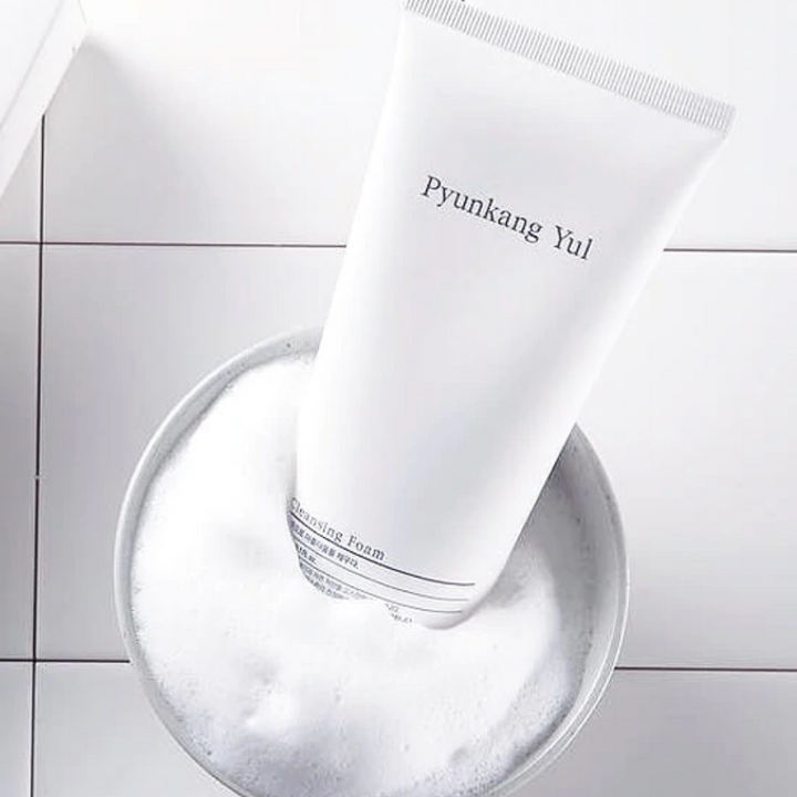 En tub Pyunkang Yul Cleansing Foam 150ml rengör smuts från din hud.