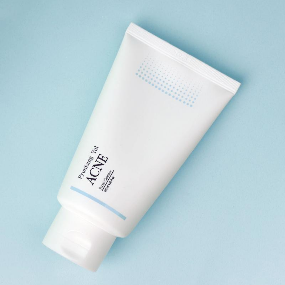 En tub Pyunkang Yul Acne Facial Cleanser 120ml lämplig för känslig hud på blå bakgrund.