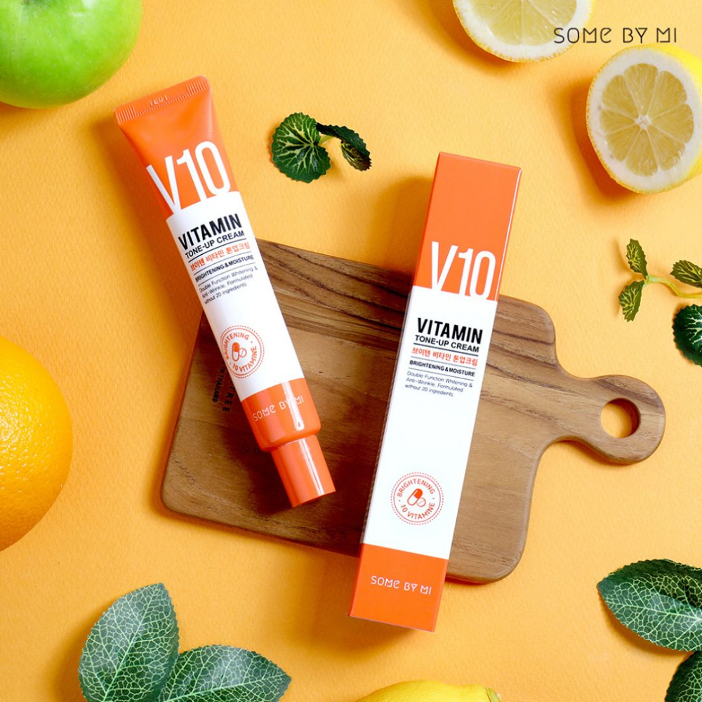 SOME BY MI V10 Vitamin Tone-Up Cream 50ml på en skärbräda med apelsiner och citroner, huden.