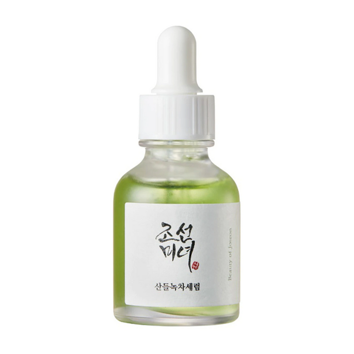 En flaska Beauty of Joseon Calming Serum 30ml på vit bakgrund med panthenol.