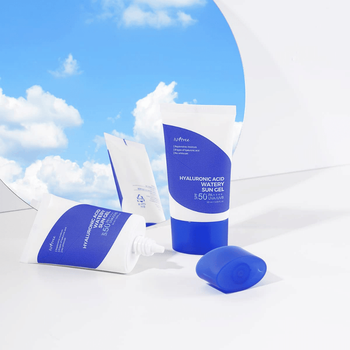 Ett blått och vitt Hyaluronic Acid Watery Sun Gel 50 ml hudvårdsset med SPF50+ på vit bakgrund från Isntree.