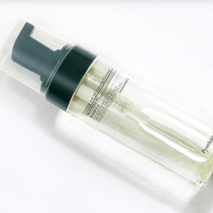 En flaska Pyunkang Yul's Calming Low pH Foaming Cleanser 150ml med cica-extrakt sittande på en vit yta.