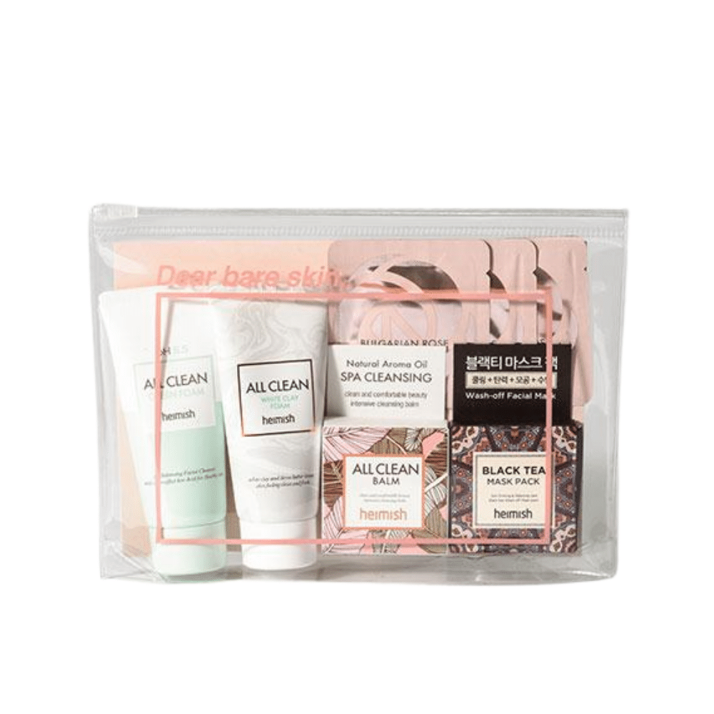 En presentpåse med en mängd olika kosmetika och hudvårdsprodukter, inklusive heimish All Clean Mini Kit 7 st, rengöringsartiklar och smink.